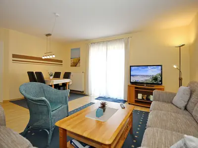 Wohnzimmer mit Sitzecke und TV