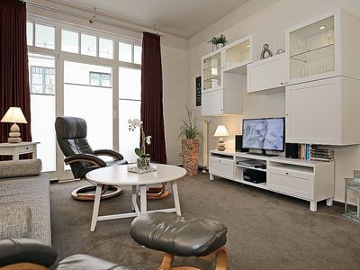 Wohnzimmer mit Schlafcouch und TV