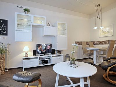 Wohnzimmer mit Esstisch und TV