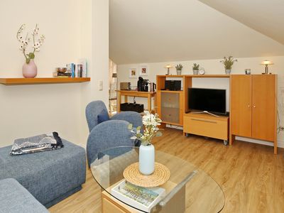 Wohnzimmer mit TV und Sessel