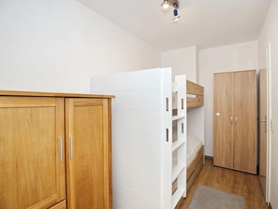 2. Schlafzimmer mit Kleiderschrank