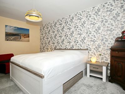 Schlafzimmer mit Doppelbett und Kommode