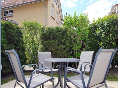 Terrasse mit Gartenmöbeln