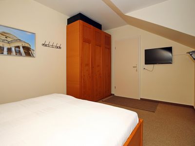 Schlafzimmer mit Kleiderschrank