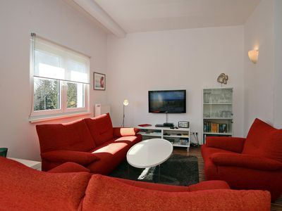 Wohnzimmer mit Sitzecke und TV