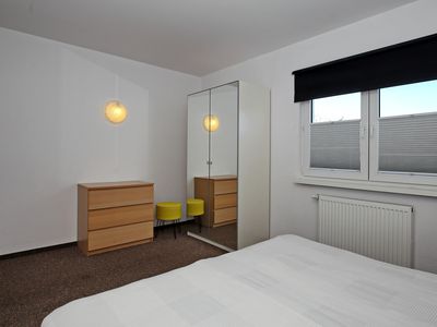 Schlafzimmer mit Doppelbett und Kleiderschrank