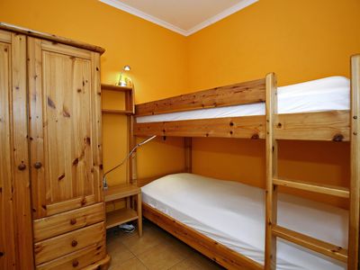 zweites Schlafzimmer mit Etagenbett und Kleiderschrank