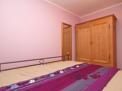 Schlafzimmer mit Doppelbett und Kleiderschrank