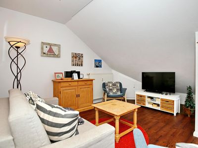 Wohnzimmer mit Sofa und TV