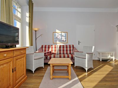 Wohnbereich mit Sofa und Garderobe