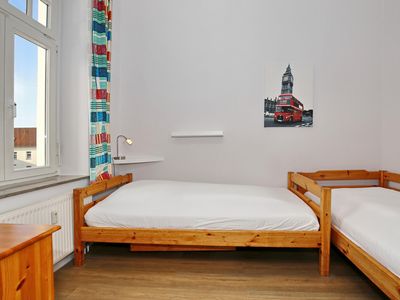 2. Schlafzimmer mit Einzelbetten und Kommode und Außenfenster