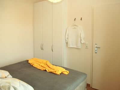 erstes Schlafzimmer mit Kleiderschrank