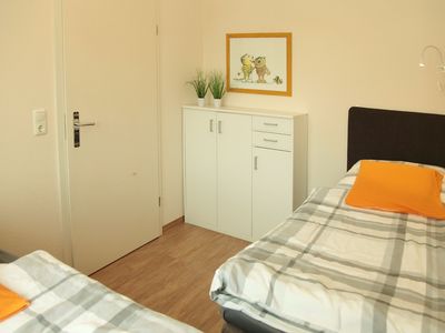 zweites Schlafzimmer mit Kommode