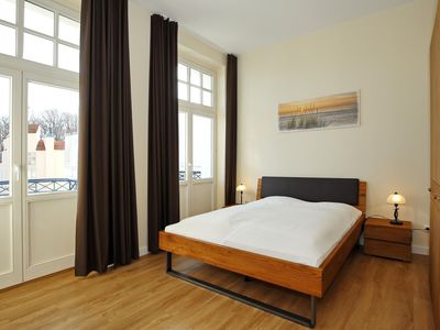 Schlafzimmer mit Doppelbett und Kleiderschrank