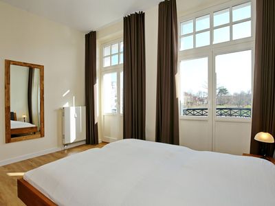 Schlafzimmer mit Balkontür