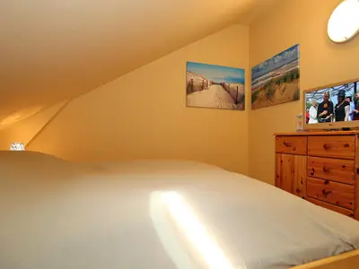 Schlafzimmer mit Kommode und TV Schlafzimmer mit Kommode und TV