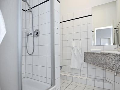 Badezimmer mit Dusche und WC