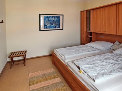 Schlafzimmer mit Doppelbett und Kleiderschrank