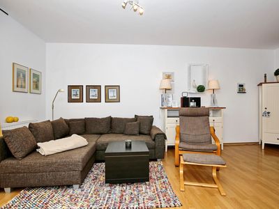 Wohnzimmer mit Sofaecke und TV