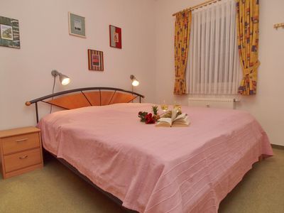 Schlafzimmer mit Doppelbett