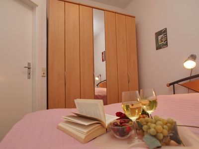 Schlafzimmer mit Doppelbett und Kleiderschrank