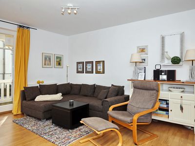 Wohnzimmer mit Sofaecke und Sessel