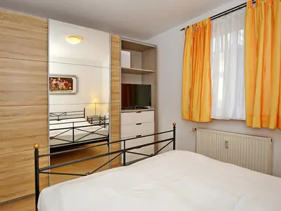 Schlafzimmer mit Doppelbett und Kleiderschrank