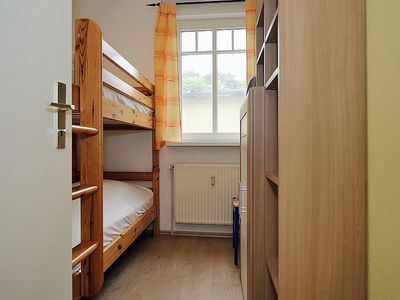 2. Schlafzimmer mit Etagenbett und Kleiderschrank