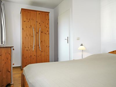 Schlafzimmer mit Doppelbett und Kleiderschrank