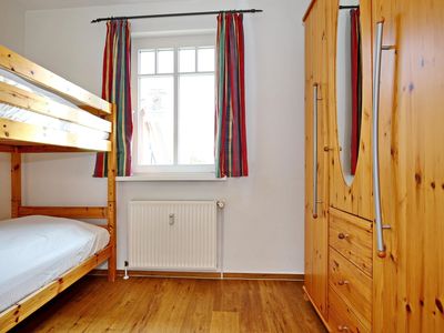 2. Schlafzimmer mit Etagenbett und Kleiderschrank