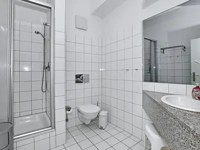 Badezimmer mit Dusche und WC Badezimmer mit Dusche und WC