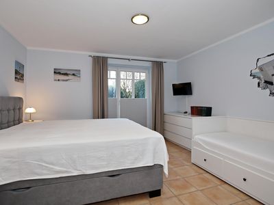 Schlafzimmer mit Boxspring-und Einzelbett