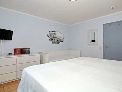 zweites Schlafzimmer mit Einzelbett und Kommode