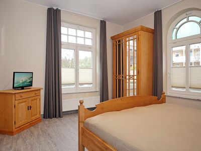 Schlafzimmer mit Kleiderschrank und TV