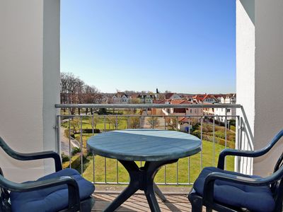 Balkon mit Gartenmöbeln und Blick zum Park