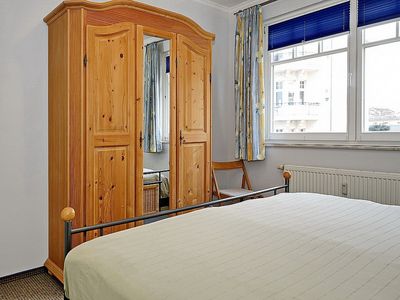 Schlafzimmer mit Doppelbett und Kleiderschrank