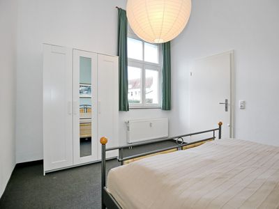 erstes Schlafzimmer mit Kleiderschrank