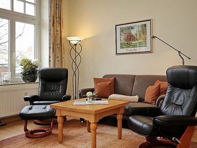 Wohnzimmer mit Couch und Sesseln