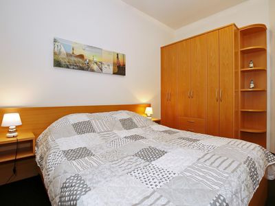 Schlafzimmer mit Doppelbett und Kleiderschrank