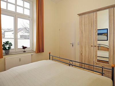 erstes Schlafzimmer mit Kleiderschrank