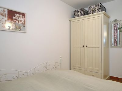 Schlafzimmer mit Doppelbett und Kleiderschrank