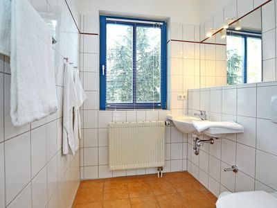 Badezimmer mit WC und Waschbecken