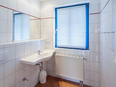 Badezimmer mit Waschbecken und Fenster