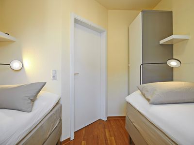 2. Schlafzimmer mit 2 Einzelbetten und Kleiderschrank