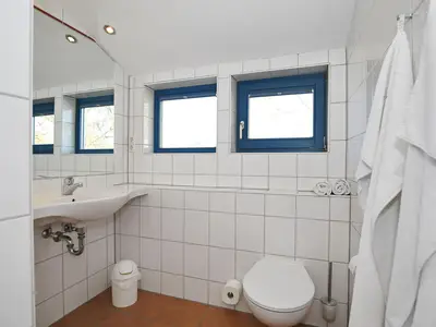 Badezimmer mit Dusche und WC