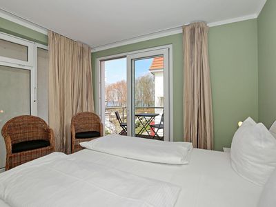 Schlafzimmer mit Blick zum Balkon