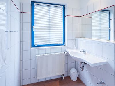 Badezimmer mit Fenster und Waschbecken