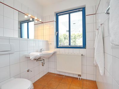 Badezimmer mit WC und Waschbecken