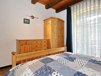 Schlafzimmer mit Doppelbett und Kleiderschrank