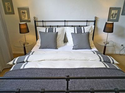 Schlafzimmer mit Doppelbett